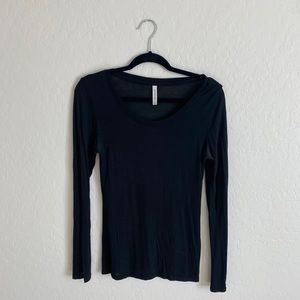 black long sleeve tee